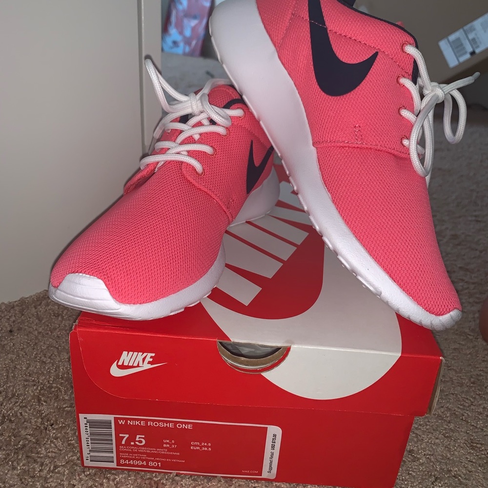 NWT Women’s Nike Roshe